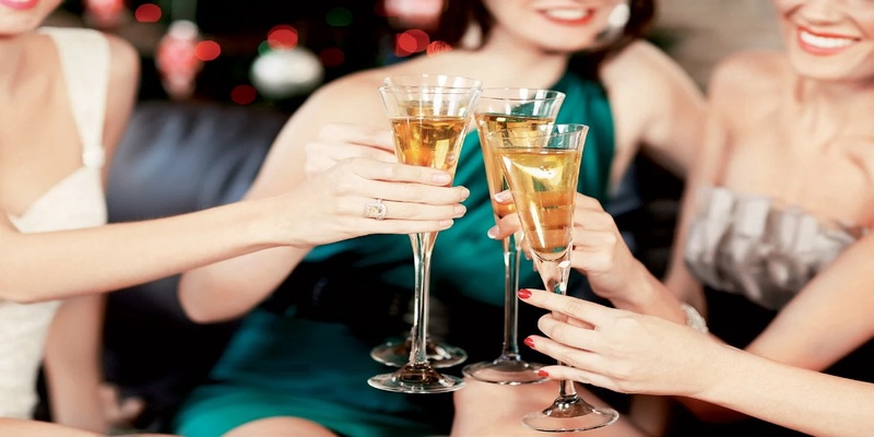 Giải mã giấc mơ thấy đông người ăn uống đánh con gì