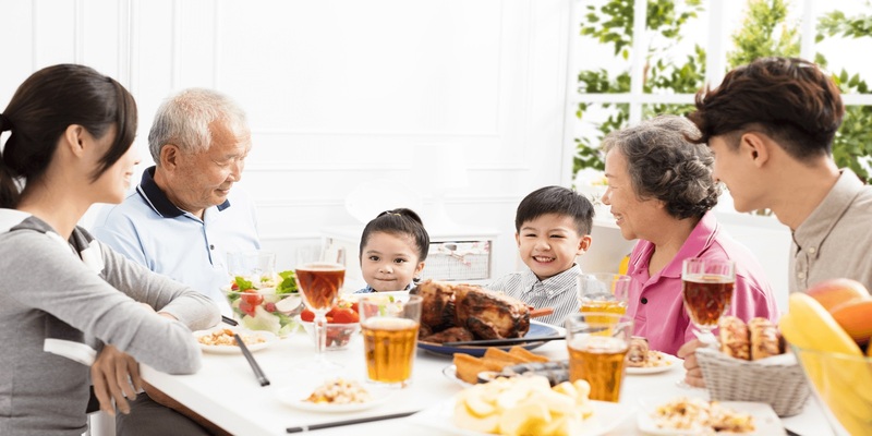 Mơ thấy đông người ăn uống đánh con gì cùng gia đình
